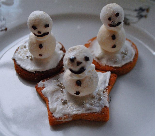 Фото к рецепту: Имбирное печенье «снеговик»