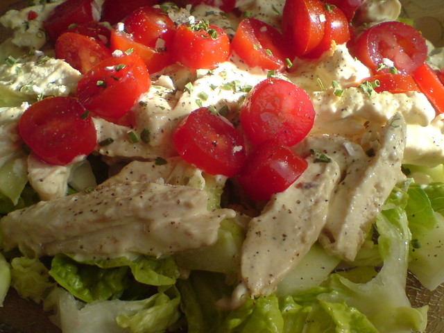 Фото к рецепту: Горячий салат с куриной грудкой и овощами