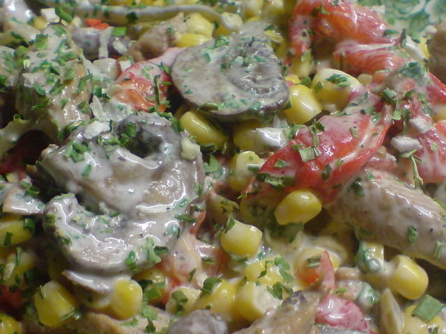 Фото к рецепту: Салат из куриной грудки с грибами