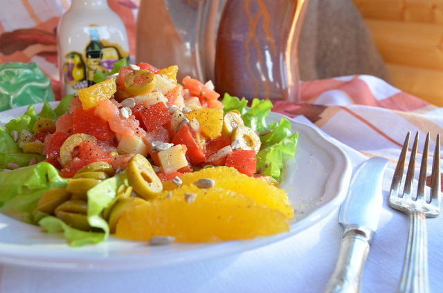 Фото к рецепту: Салат с малосольной семгой и оливками