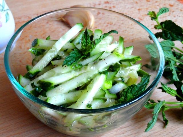 Фото к рецепту: Мятный салат из огурцов