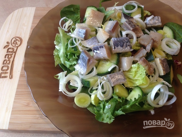 Зеленый салат с селедкой и авокадо - фото шаг 3