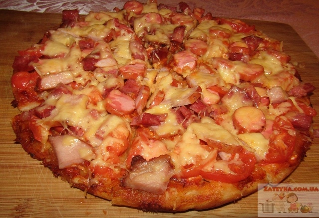 Фото к рецепту: Пицца на тонком дрожжевом тесте