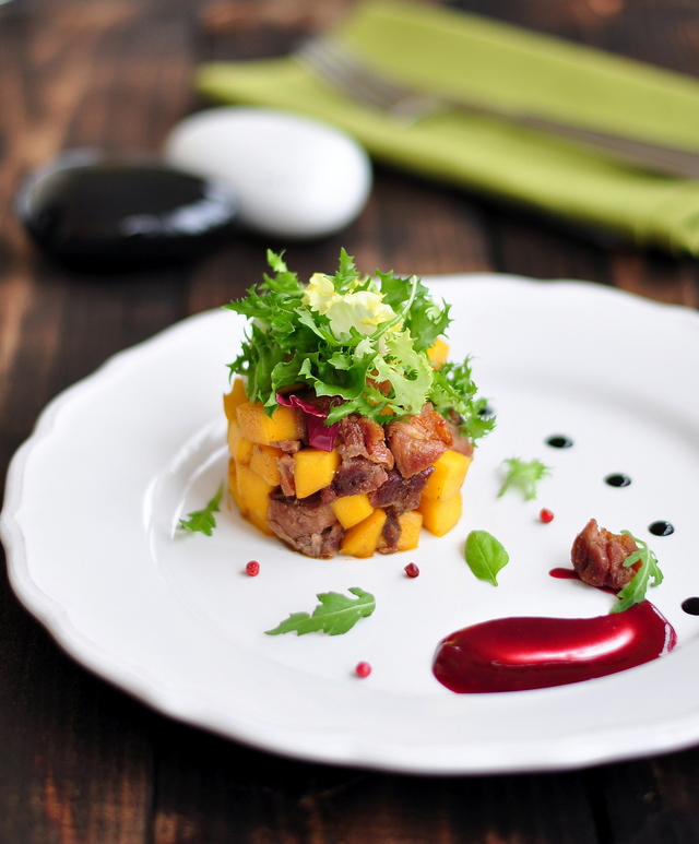 Фото к рецепту: Салат из утки с манго и ягодным соусом