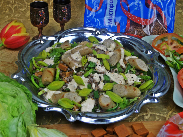 Фото к рецепту: Тёплый салат с гречкой,сыром и колбасками