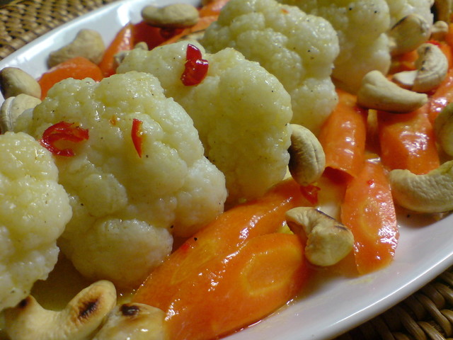 Фото к рецепту: Тёплый витаминный салат из цветной капусты,моркови,чили и орешек-кешью.