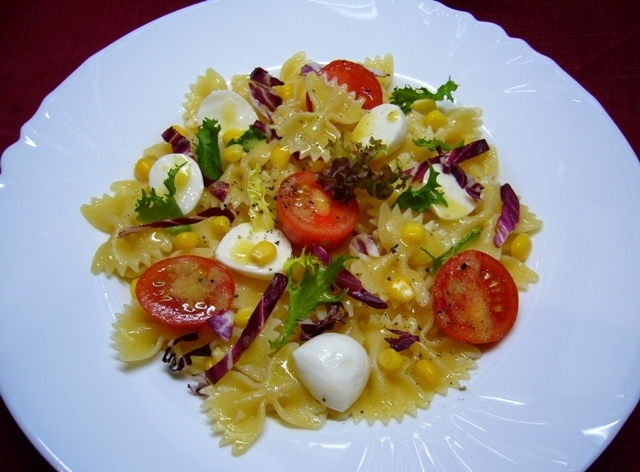 Фото к рецепту: Салат с фарфалле, помидорами черри и сыром моцарелла