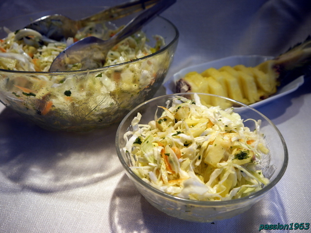 Фото к рецепту: Капустный салат с ананасом, яблоком и морковью