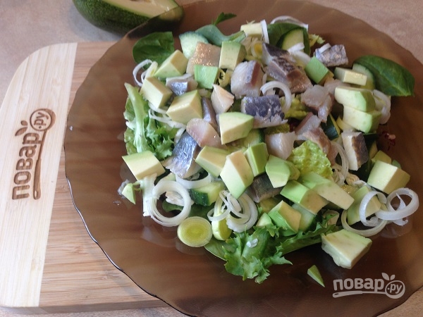 Зеленый салат с селедкой и авокадо - фото шаг 4