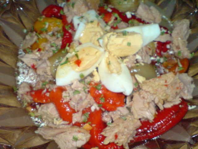 Фото к рецепту: Салат из запечённых перцев и лука с тунцом