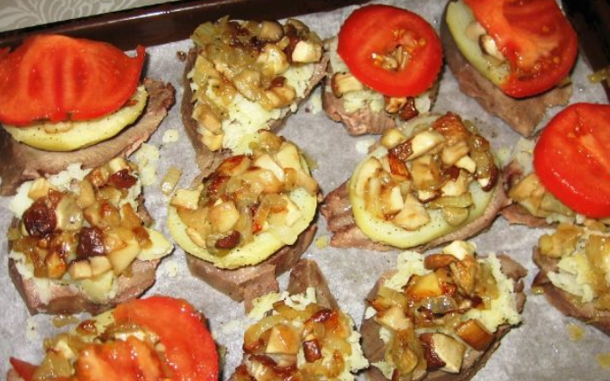 Свинина, запеченная с грибами помидорами и сыром - фото шаг 4