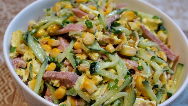 Фото к рецепту: Салат с огурцом и кукурузой