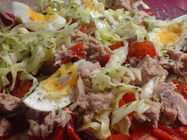 Фото к рецепту: Салат из молодой капусты,тунца и помидорок 