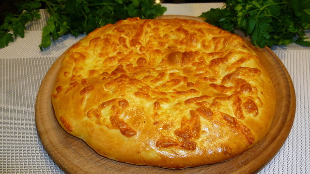 Фото к рецепту: Хачапури с сыром по-мегрельски