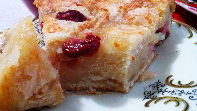 Фото к рецепту: Вкусный пирог с яблочно-вишнёвой начинкой