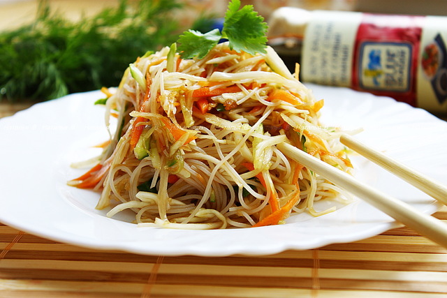 Фото к рецепту: Салат овощной с рисовой лапшой