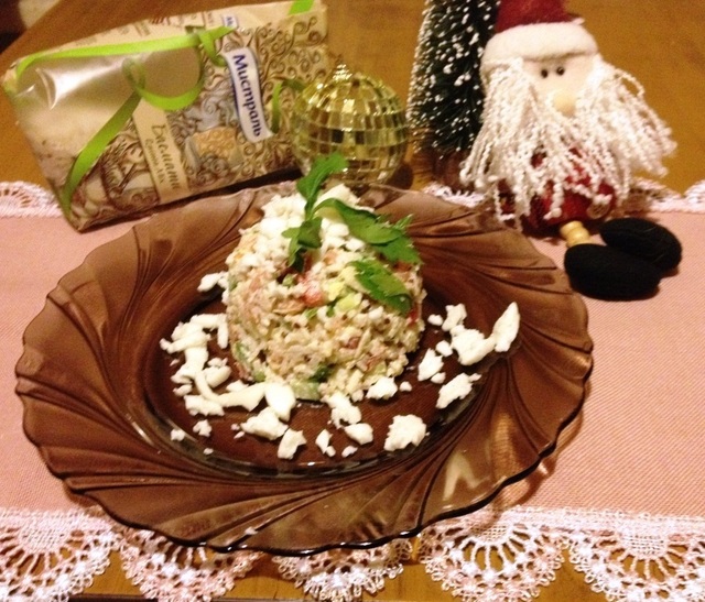 Фото к рецепту: Рисовый салат с лососем на белом-белом покрывале января 