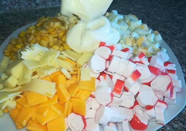 Фото к рецепту: Салат из крабовых палочек с сыром