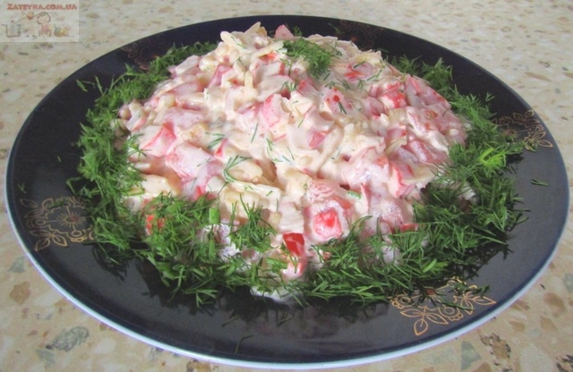 Фото к рецепту: Салат с крабовыми палочками, сыром и помидорами