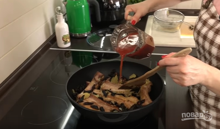 Свиные ребрышки в томатном соусе с черносливом - фото шаг 6