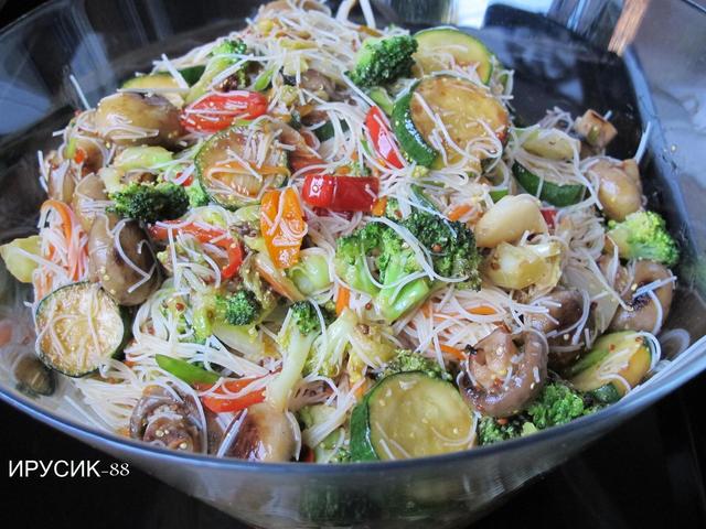 Фото к рецепту: Вьетнамский салат из рисовой лапши с овощами.