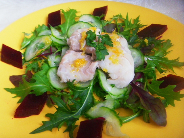 Фото к рецепту: Салат с треской и свекольным желе