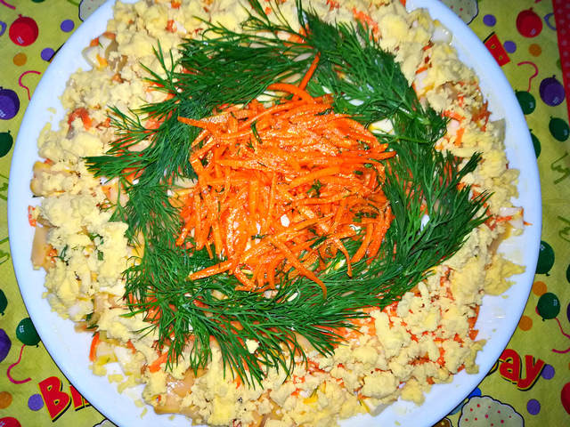 Фото к рецепту: Салат с корейской морковкой