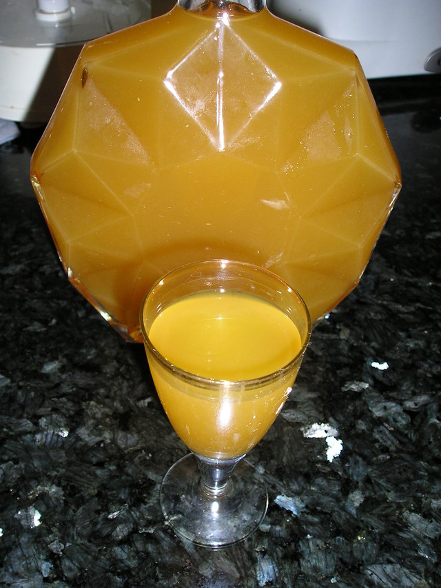 Фото к рецепту: Ликер апельсиновый с кофе.
