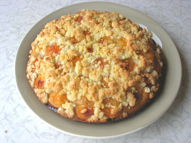 Фото к рецепту: Абрикосовый пирог со штрейзельной крошкой