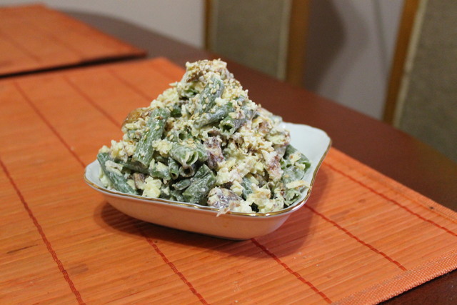 Фото к рецепту: Салат с омлетом, зеленой фасолью и...