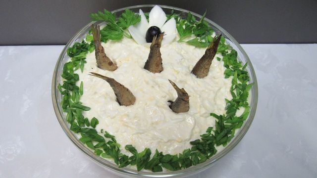 Фото к рецепту: Слоеный салат рыбки в пруду - сытный и вкусный
