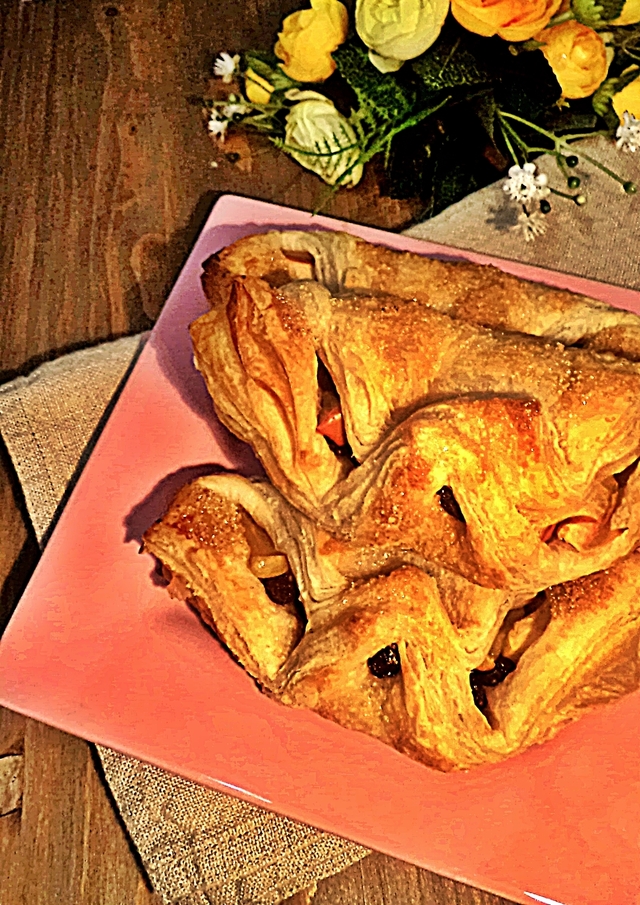 Фото к рецепту: Французские яблочные слойки с изюминкой!