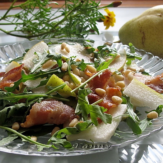 Фото к рецепту: Салат с грушами и хрустящим беконом