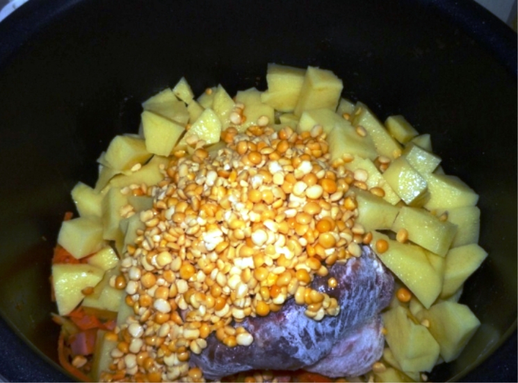 Гороховый суп с колбасой в мультиварке - фото шаг 3