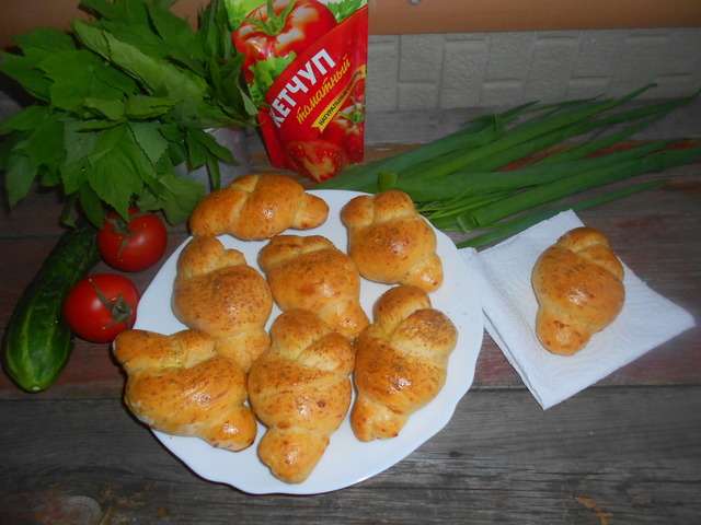 Фото к рецепту: Чесночно-томатные булочки с сыром