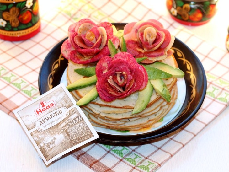 Закусочный блинный торт "розы"
