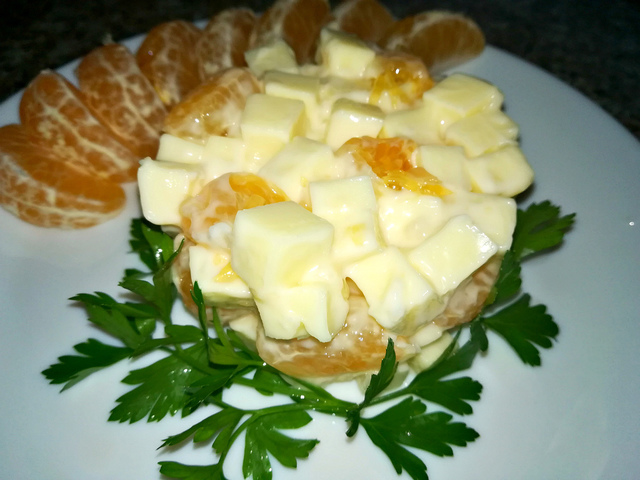 Фото к рецепту: Салат с мандаринами на новогодний стол 