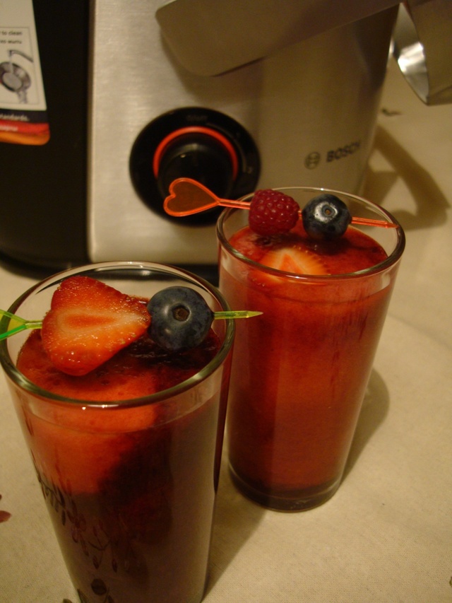 Фото к рецепту: Сок молодильные ягоды 