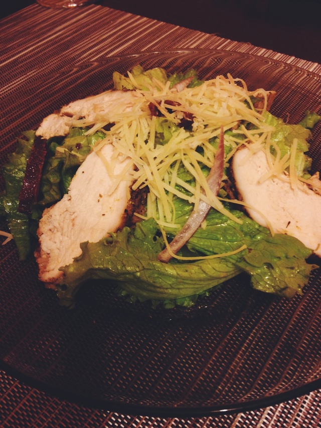 Фото к рецепту: Нежный салат с курицей и вялеными помидорами