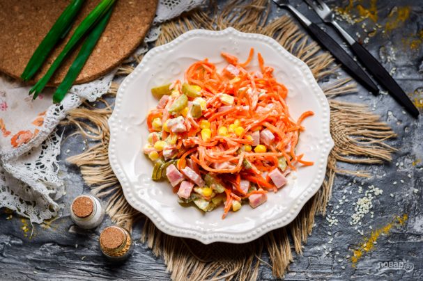 Салат с ветчиной, морковью и кукурузой