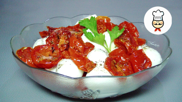 Фото к рецепту: Салат с полувялеными помидорами и моцареллой