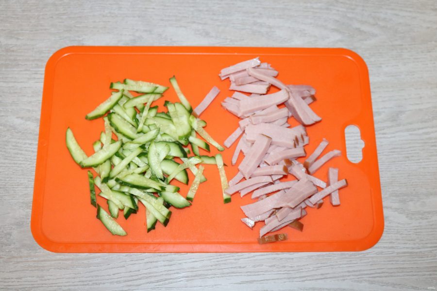 Зелёный салат с ветчиной - фото шаг 4