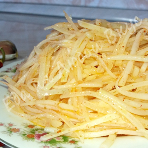 Фото к рецепту: Салат из сырого картофеля за считанные минуты. вкуснятина, а вы и не знали! 