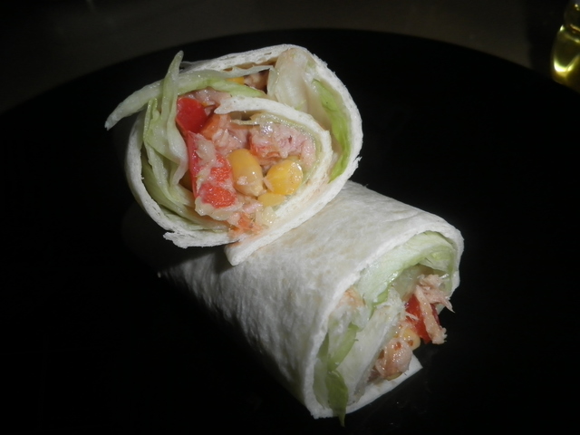 Фото к рецепту: Тортилья с салатом из тунца и кукурузы