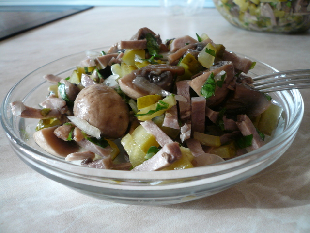 Фото к рецепту: Салат с языком и шампиньонами.