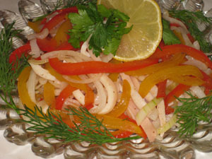 Фото к рецепту: Кальмары с маринованным луком