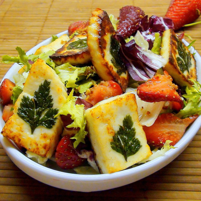 Фото к рецепту: Салат с клубникой, жаренный сыром и миндалём.
