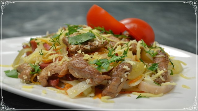 Фото к рецепту: Теплый салат со свининой, овощами и лапшой