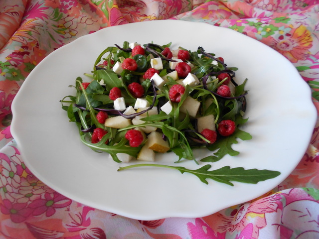 Фото к рецепту: Салат с грушей,малиной и фетой
