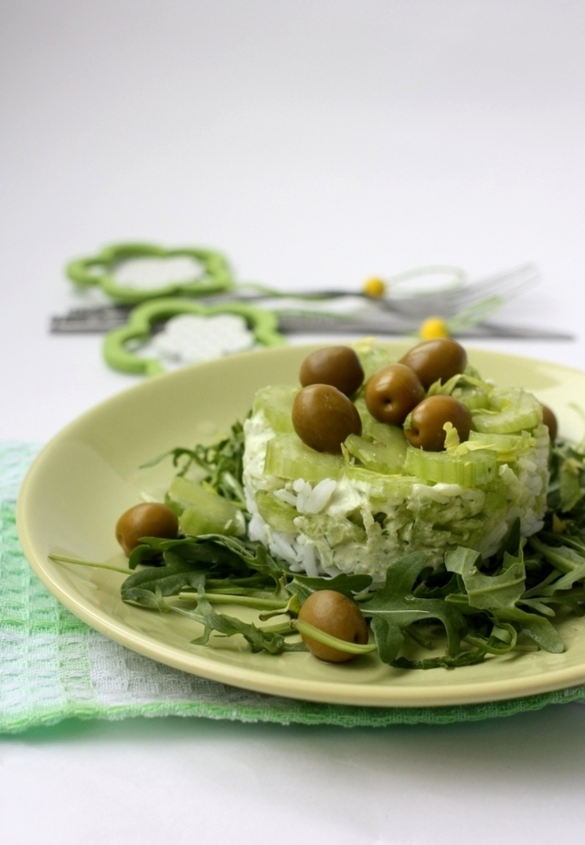 Фото к рецепту: Рисовый салат с редькой и сельдереем из серии зелёненький он был 